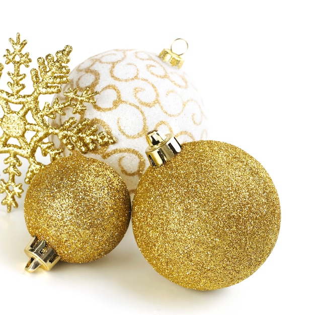 Gouden kerstballen geïsoleerd op wit