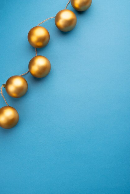 Gouden kerstballen op een lichtblauwe achtergrond Bovenaanzicht