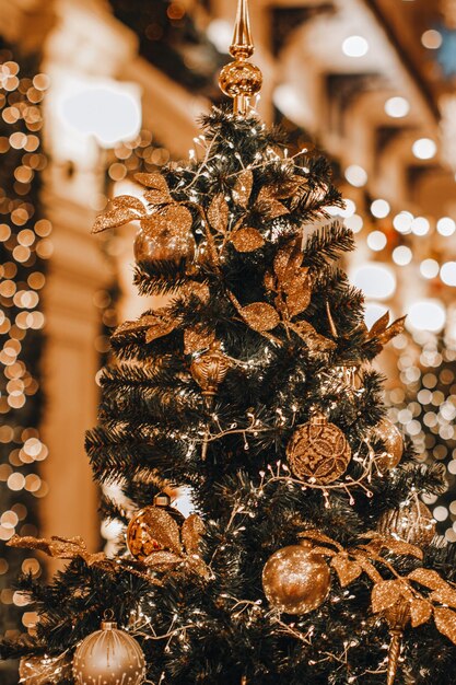 Gouden kerstbomen versierd met glinsterende kransen en kerstballen