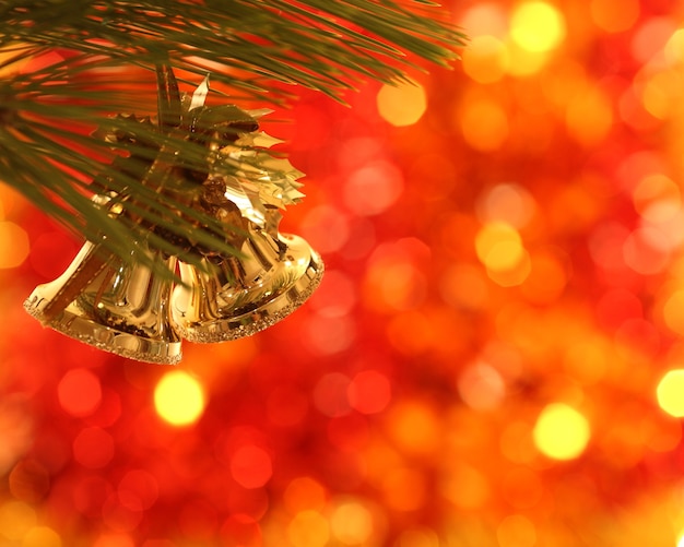 Gouden kerstklokken op dennenboom