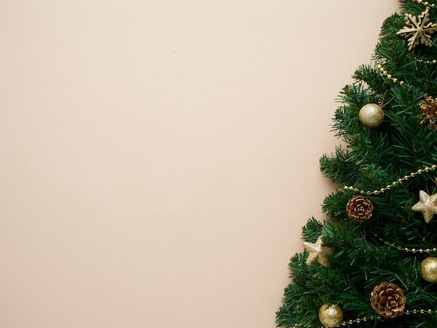 Gouden kerstversiering en kerstboom