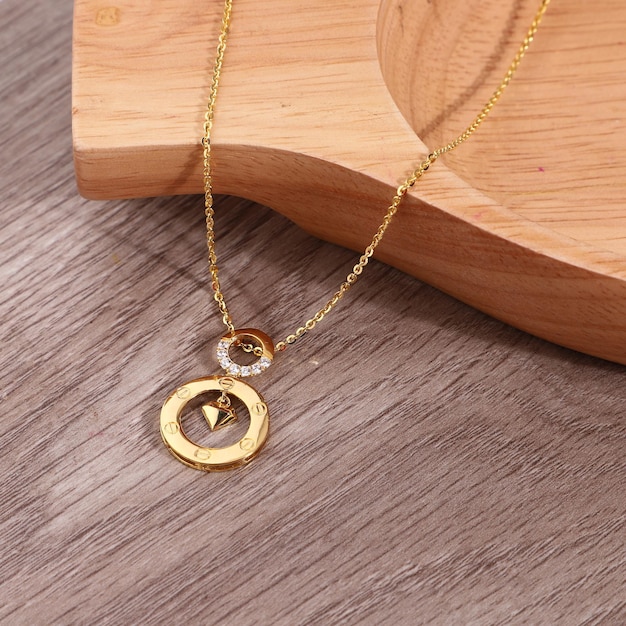 Gouden ketting ketting op de achtergrond hout