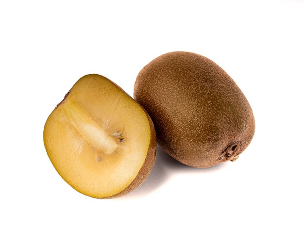 Gouden kiwi geïsoleerd op een witte achtergrond, gezond voedsel en fruit concept