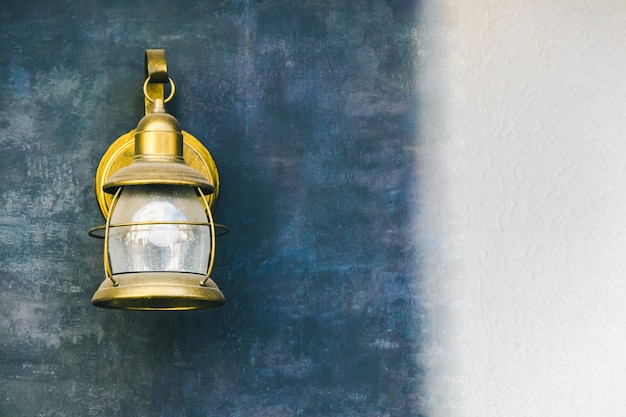 Gouden kleurenlamp op concrete muur