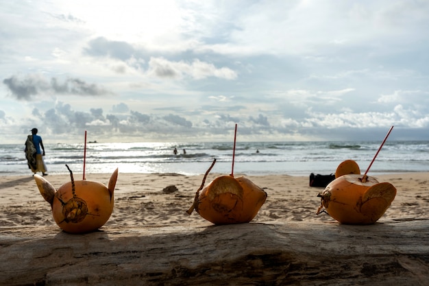 Gouden kokosnoten op het strand