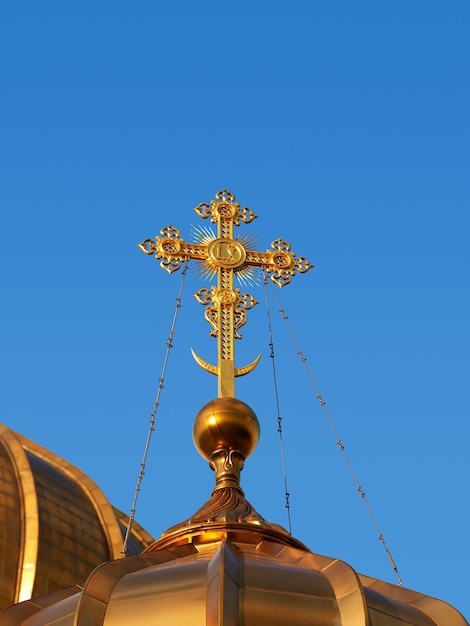 Gouden kruisen en blauwe luchten