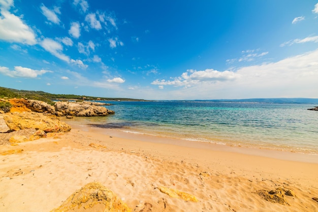 Gouden kust in de kust van Alghero Sardinië