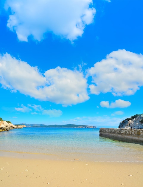 Gouden kust onder een bewolkte hemel in Sardinië, Italië