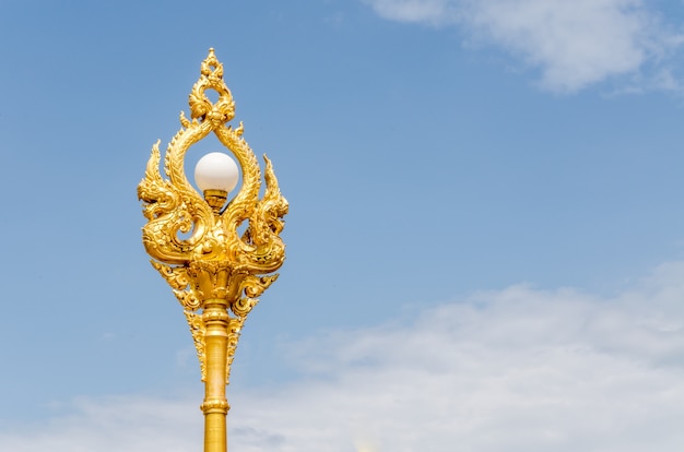 Gouden lamp in Wat Phra That Phanom, Nakhon Phanom Province, noordoostelijk Thailand.