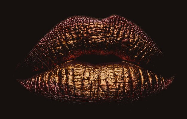 Gouden lippen close-up gouden metalen lip mooie make-up gouden lipgloss op schoonheid vrouwelijke mond close-up