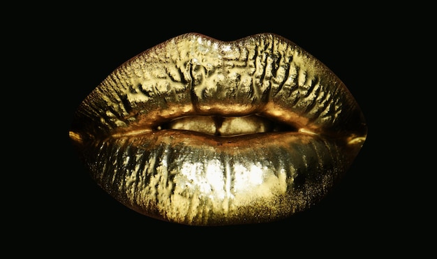 Gouden lippen gouden verf uit de mond gouden lippen op de mond van de vrouw met make-up sensueel en creatief ontwerp