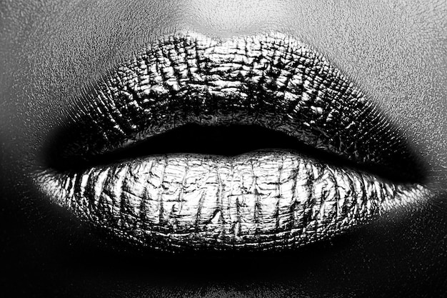 Gouden lippen make-up Make-up lipideeën Kleurrijk helder lippenstift gouden kunstconcept