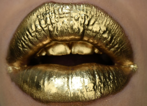 Gouden lippenstift close-up Lippen met metalen make-up