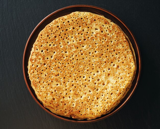 Gouden luchtige pannenkoeken - traditioneel eten voor vastenavond