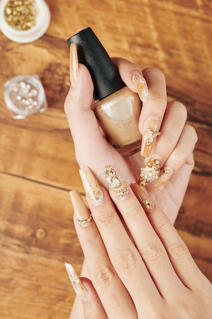 Gouden manicure met strass steentjes