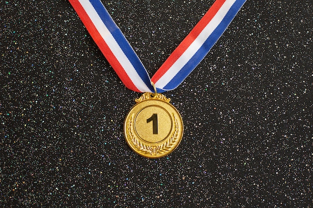 Gouden medaille 1 plaats met een lint op een zwarte glitter