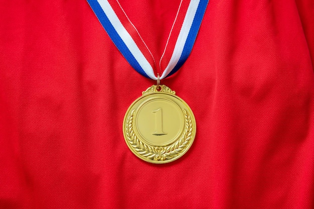 Gouden medaille kampioen trofee prijs en lint prijs in de sport voor de winnaar op rode shirt achtergrond