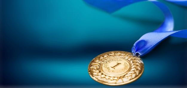 Gouden medaille met lint op achtergrond