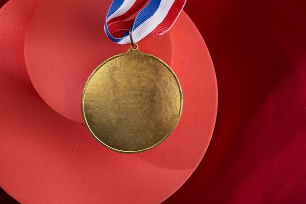 Gouden medaille op rode achtergrond