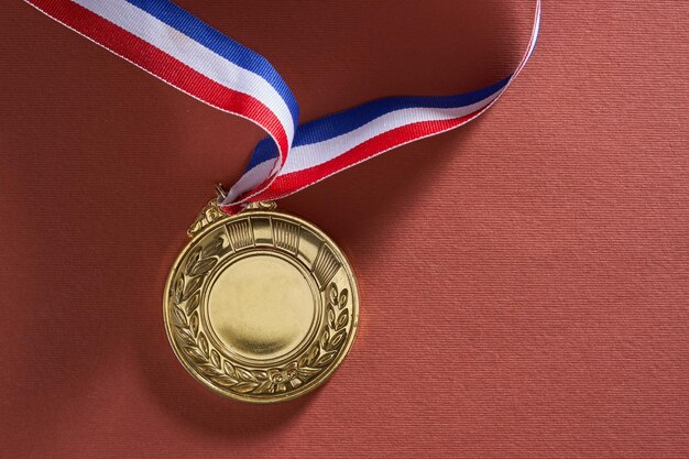 Gouden medaille tegen rode achtergrond