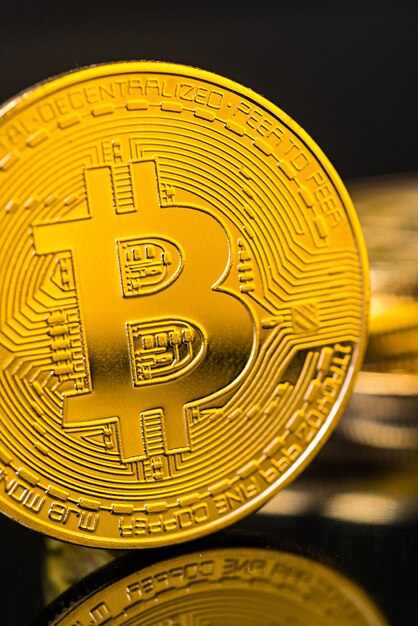 Gouden metalen Bitcoin-munt. Bitcoin cryptocurrency concept