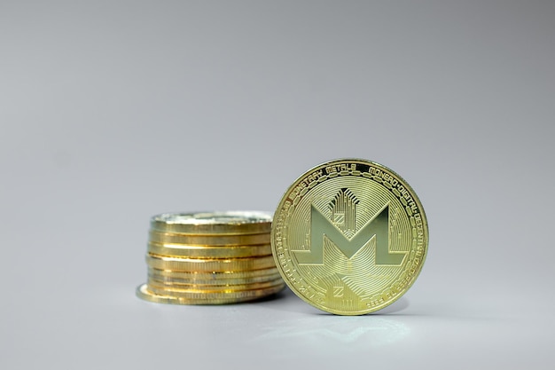 Gouden Monero XMR cryptocurrency-muntenstapel Crypto is digitaal Geld binnen het blockchain-netwerk wordt uitgewisseld met behulp van technologie en online internetuitwisseling Financieel concept