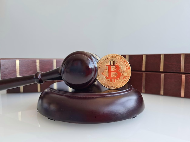 Foto gouden munt bitcoin en rechter hamer close-up