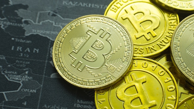 Gouden munt Bitcoin op donkere kaart