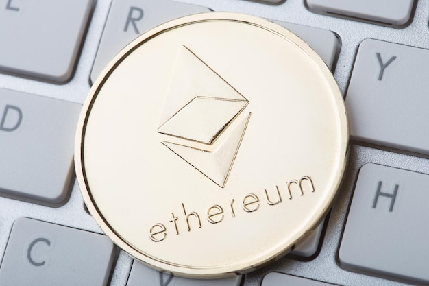 Gouden munt ethereum crypto-valuta virtuele valuta op het honderd-dollarbiljet