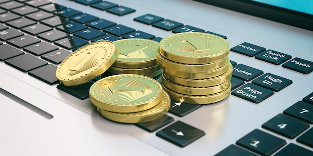 Gouden munten gestapeld op een laptop 3d illustratie