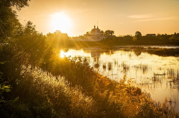 Gouden ochtend op de rivier in fel zonlicht in Ostrov in Pskov