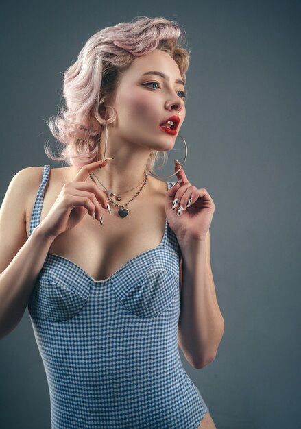 Gouden oorringen retro model met pin up make-up met ronde oorbellen