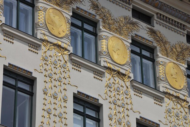 Foto gouden ornamenten op oud huis