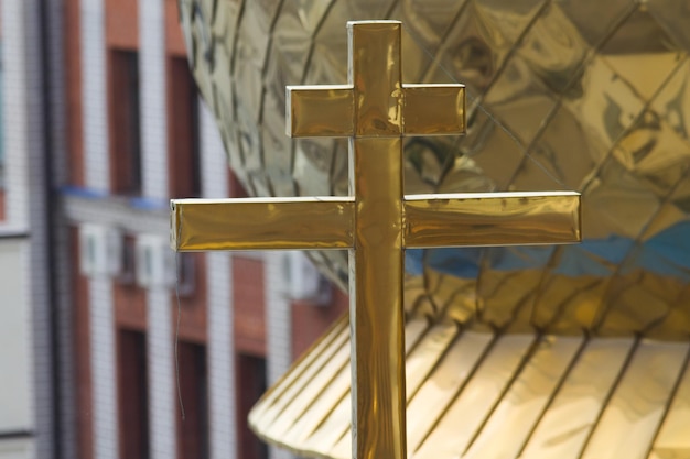 Foto gouden orthodox kruis op koepel van kerk, telefotoschot