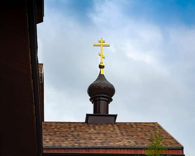 Gouden orthodoxe kruis op de koepel van de kathedraal