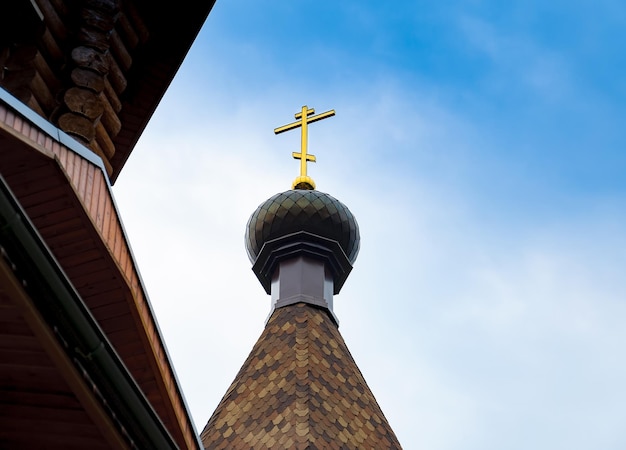 Gouden orthodoxe kruis op de koepel van de kathedraal