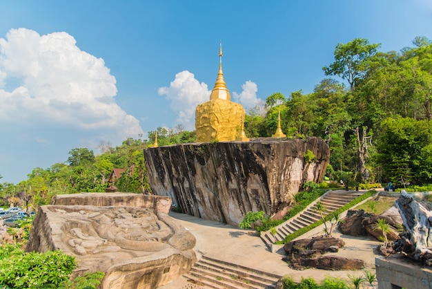 Gouden pagode in Wat Tham Pha Daen in Sakon Nakhon