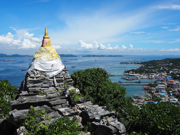 Gouden pagode op rots op heuvel met uitzicht op zee bij, Juthathit-tempel, Srichang-eiland