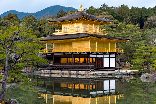 Gouden paviljoen, kinkakuji-tempel in kyoto in japan