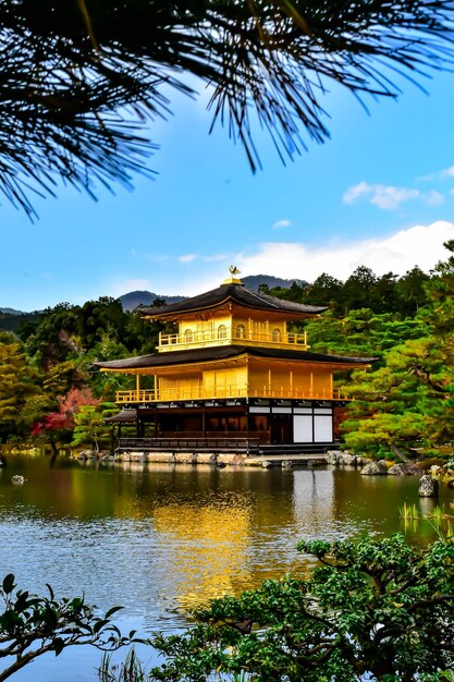 Foto gouden paviljoen kinkakuji tempel in kyoto japan of de beroemde gouden tempel in kyoto