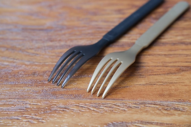 gouden plastic vorken op houten tafel