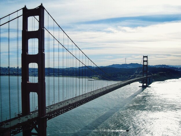 Gouden poortbrug over de zee tegen de lucht