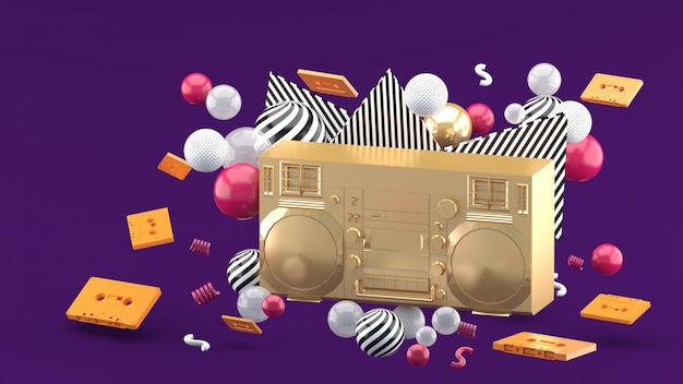 Gouden radio temidden van kleurrijke ballen op paars. 3D render