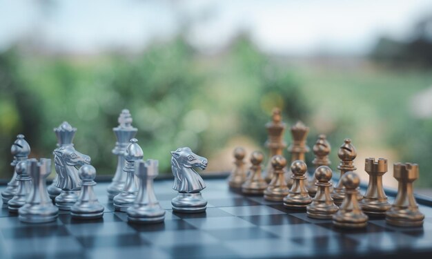 Gouden ridder tegen de witte achtergrond Internationale schaak ideeën en concurrentie en strategie schaak bordspel concurrentie bedrijfsconcept