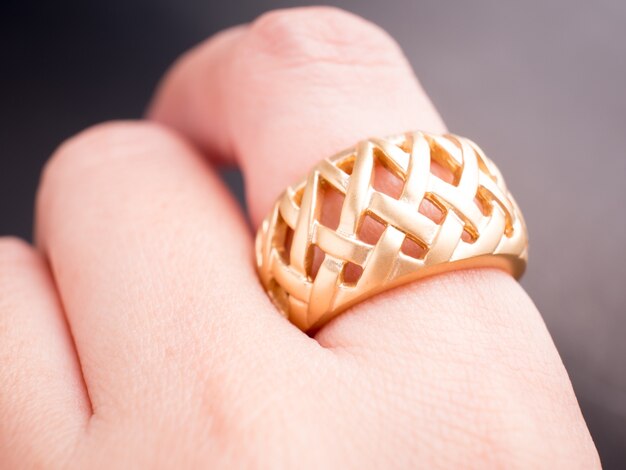 Gouden ring aan de kant van de vrouw