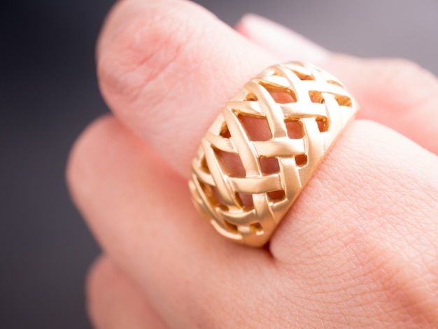 Gouden ring aan de kant van de vrouw