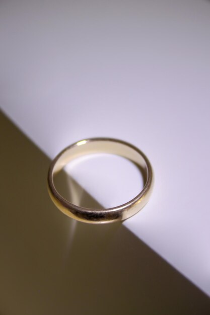 Gouden ring op de witte doos