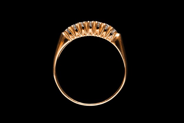 Gouden ring op zwart