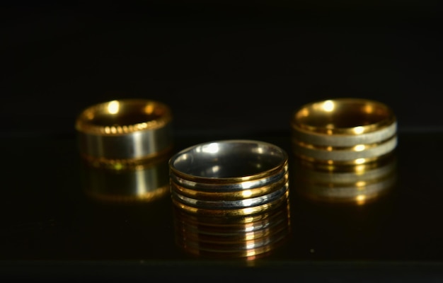 Gouden ringen zijn trouwringen en sieraden