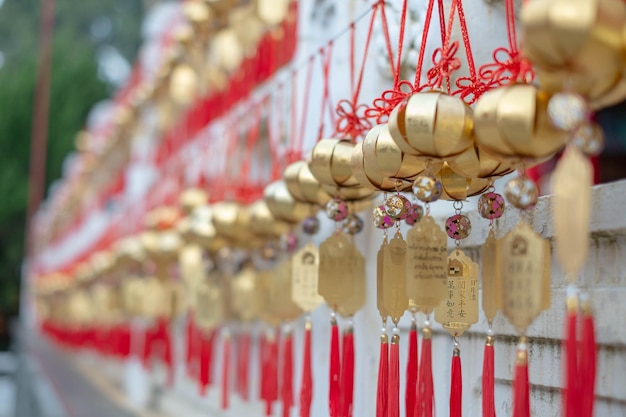 Gouden rode amulet als symboolzegening voor veel geluk, gelukkig gezond fortuin in Aziatische Chinese traditie, charmante gele witte talisman voor Chinees Nieuwjaar, wens voor succes en rijkdom, geldleven